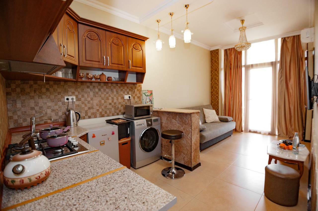 Apartment On Javakhishvili Batumi Exterior photo